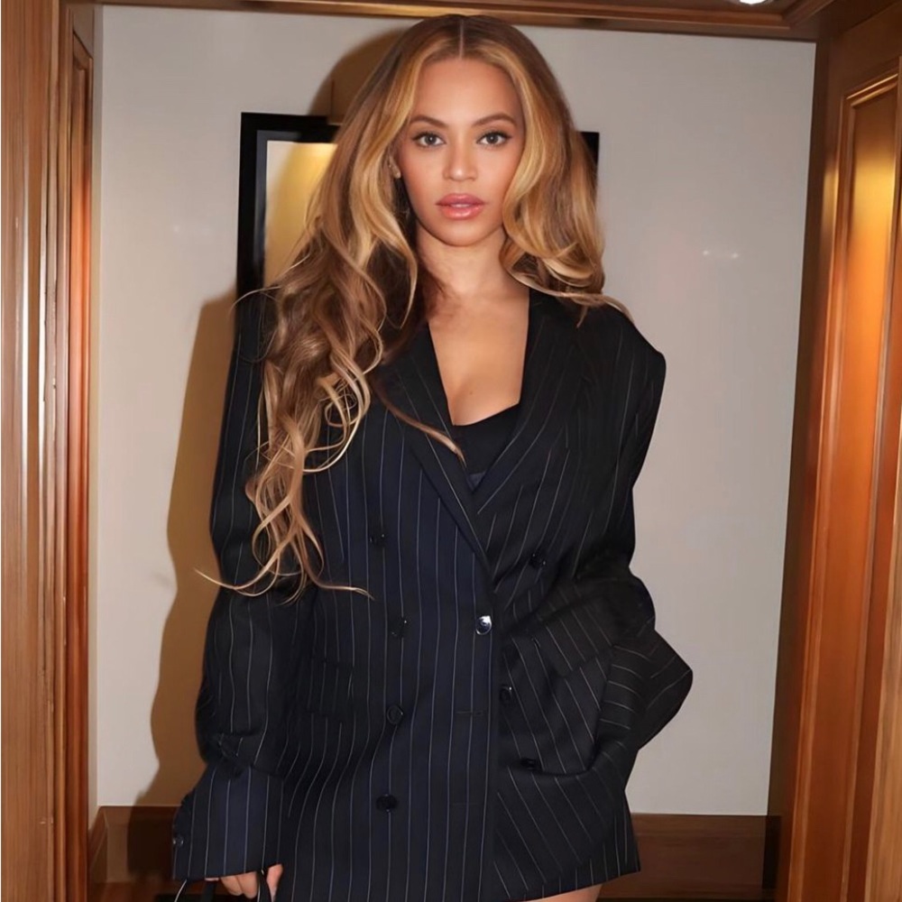 Beyoncé Inspired Honey Blonde Highlighted Wig. 28in. 100% Human Hair.